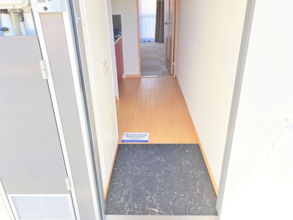 レオパレスルームス北越 玄関