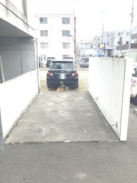 コムズ中の島 駐車場