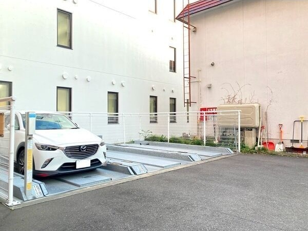 メープル北円山 駐車場
