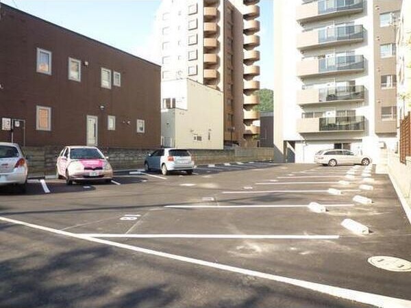 スペチアーレ伏見 駐車場