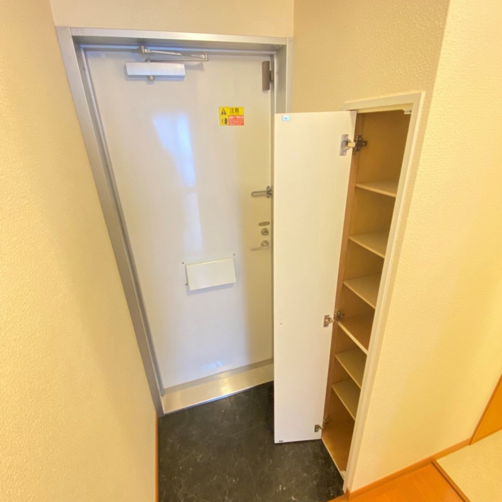 レオパレスミディ 玄関