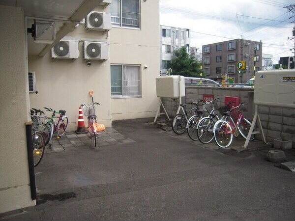 24軒グローリーマンション 駐車場