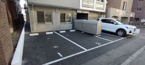 アリュール南6条 駐車場