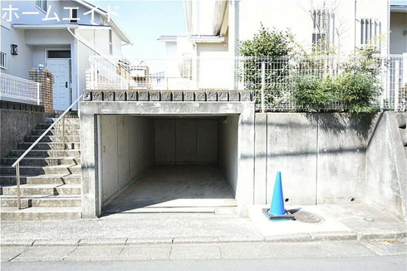 鵠沼ホームズ（K） 駐車場