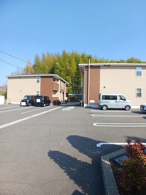カーサレアルＢ 駐車場