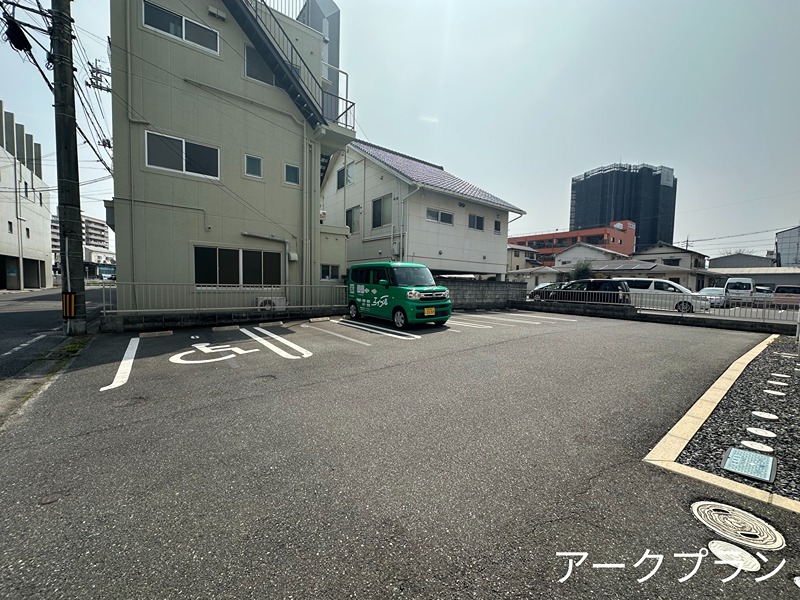 今津町テナント 駐車場