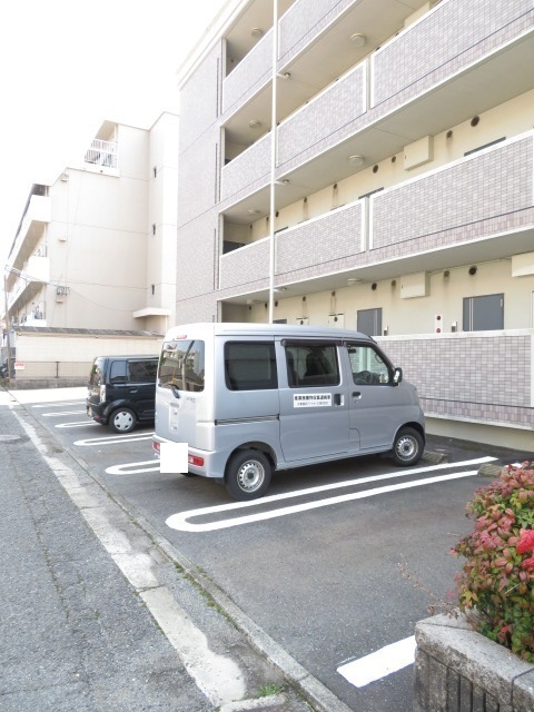 アイワマンション 駐車場