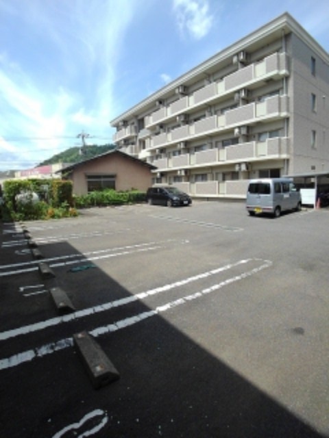 アイワマンション 駐車場