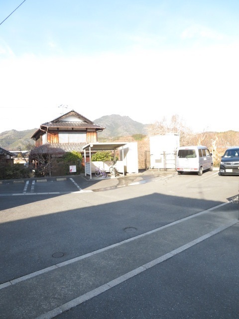 サンリット・ヴィラ 駐車場