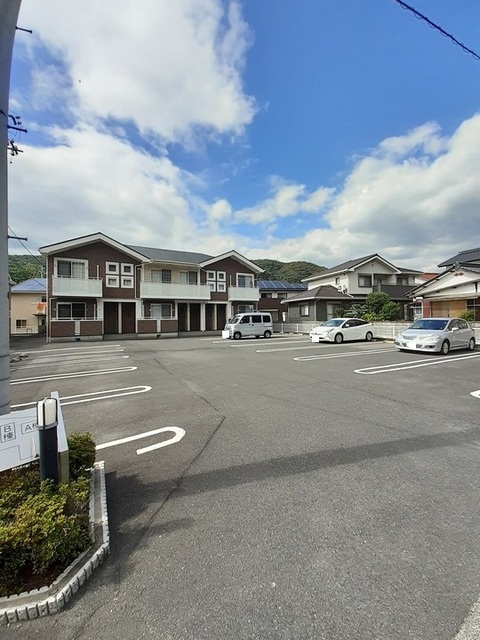 プラティークＢ 駐車場