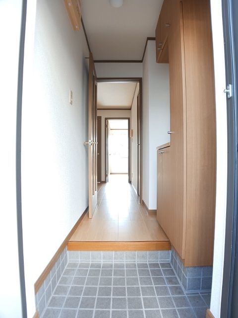 プラティークＢ 玄関