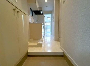 ラフィール汐入 玄関