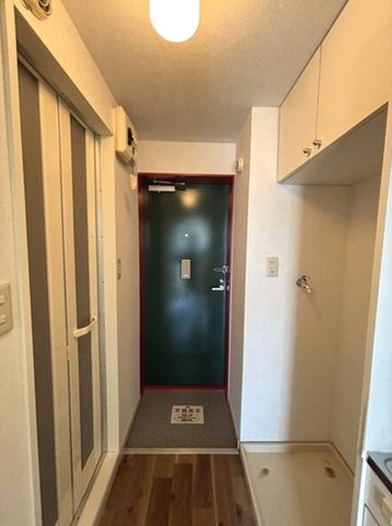 ロイヤル六番 玄関