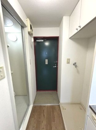 ロイヤル六番 玄関