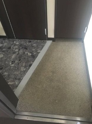 ロア金山 玄関