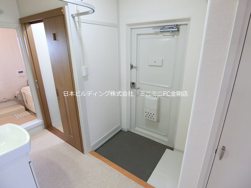 ＵＲ金剛団地　351号棟  玄関