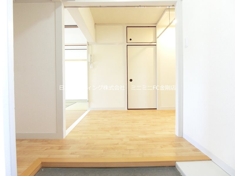 ＵＲ金剛団地　332号棟 玄関
