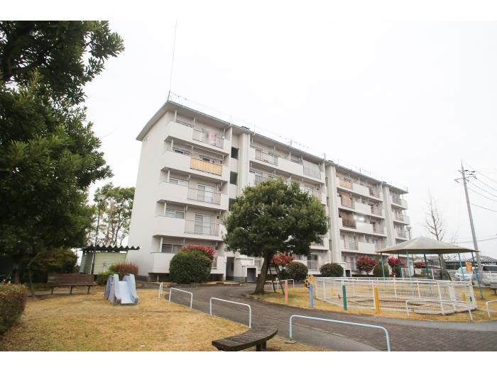 ＵＲ金剛団地　605号棟 外観写真