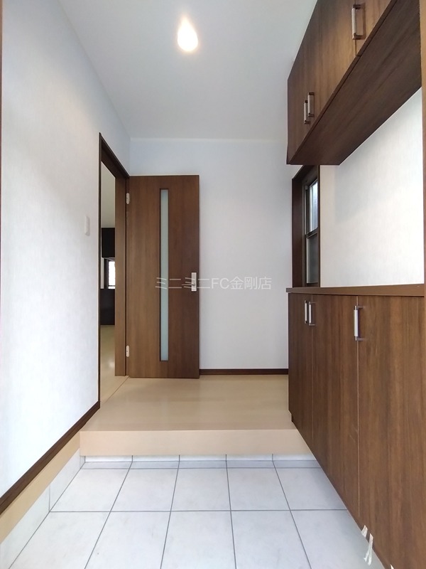 大阪狭山市茱萸木戸建 玄関