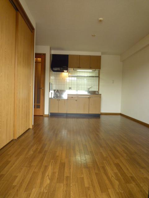 ラルジュウエスト リビング