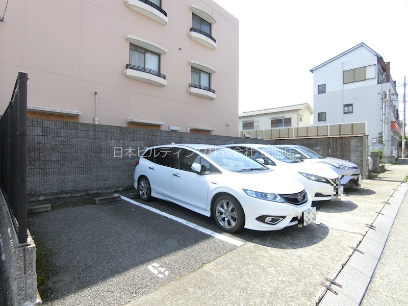 ホワイトロートス 駐車場
