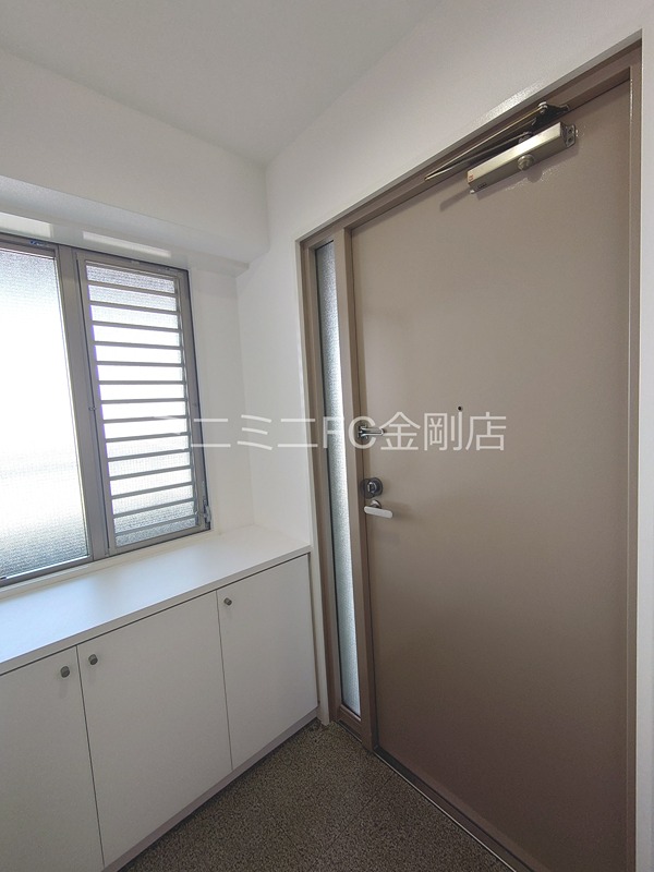 ガーデンシティコープ金剛東1棟  玄関