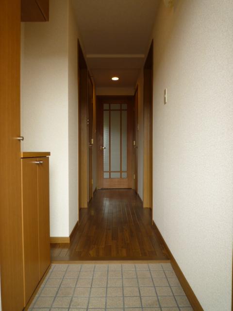 ラルジュウエスト 玄関