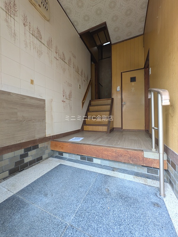 富田林市南大伴町2丁目戸建 玄関