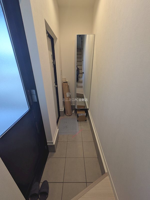 East Garage Place 玄関