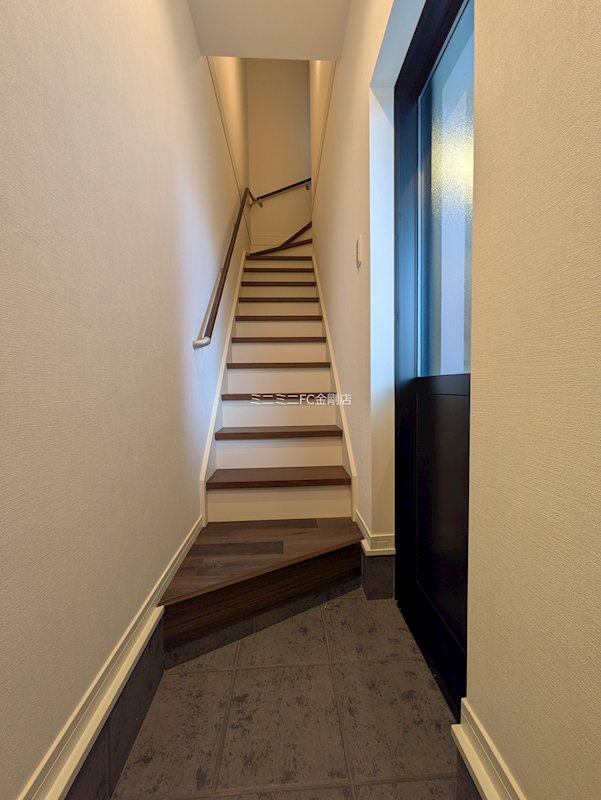 East Garage Place  玄関