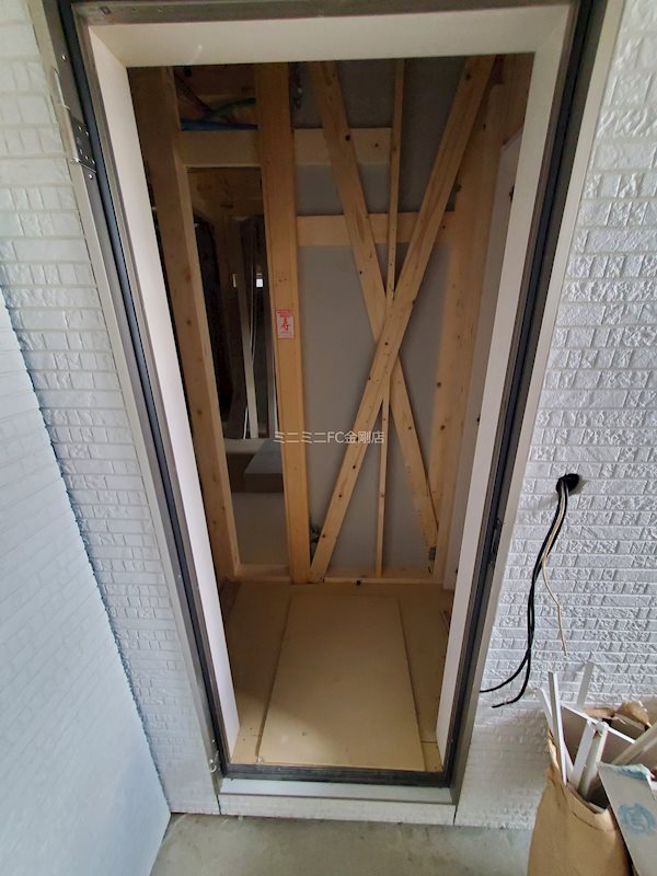 フォレストクリエオーレ金剛 玄関