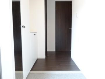 メゾン・カンフリエ 玄関