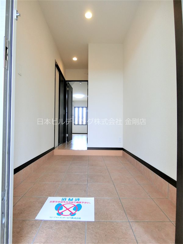 スリーハーブズ狭山Ⅱ番館 玄関