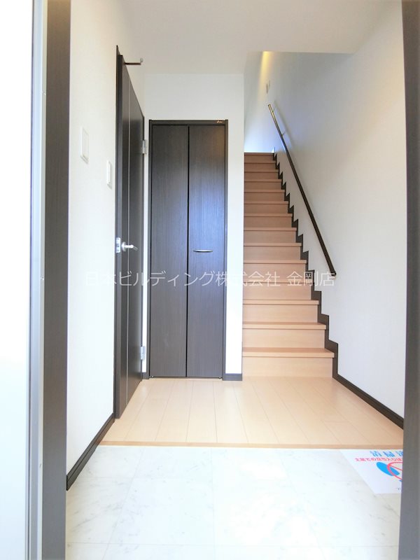 スリーハーブズ狭山Ⅱ番館 玄関