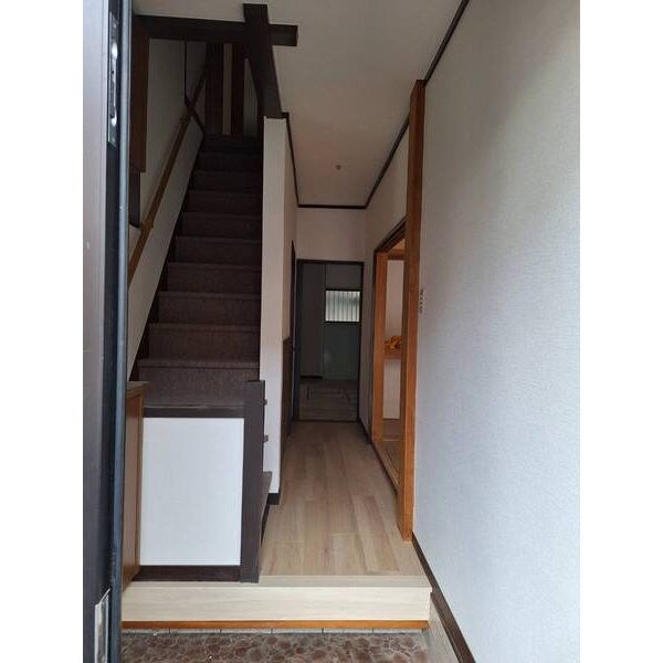 和泉中央唐国リノベ戸建 玄関