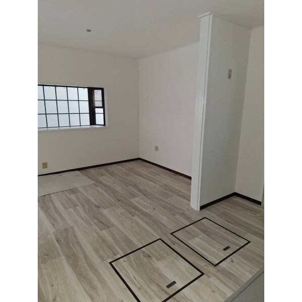 和泉中央唐国リノベ戸建 リビング