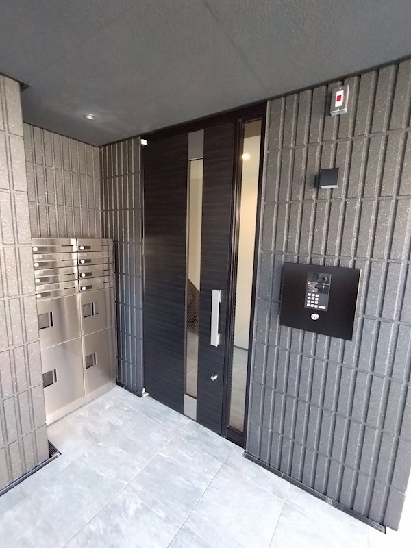 GLOW RESIDENCE エントランス