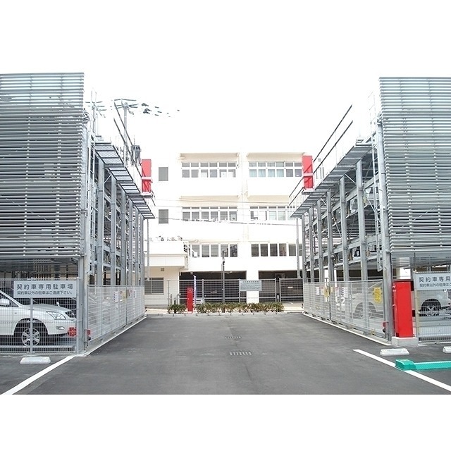 ラクレイス西新 駐車場
