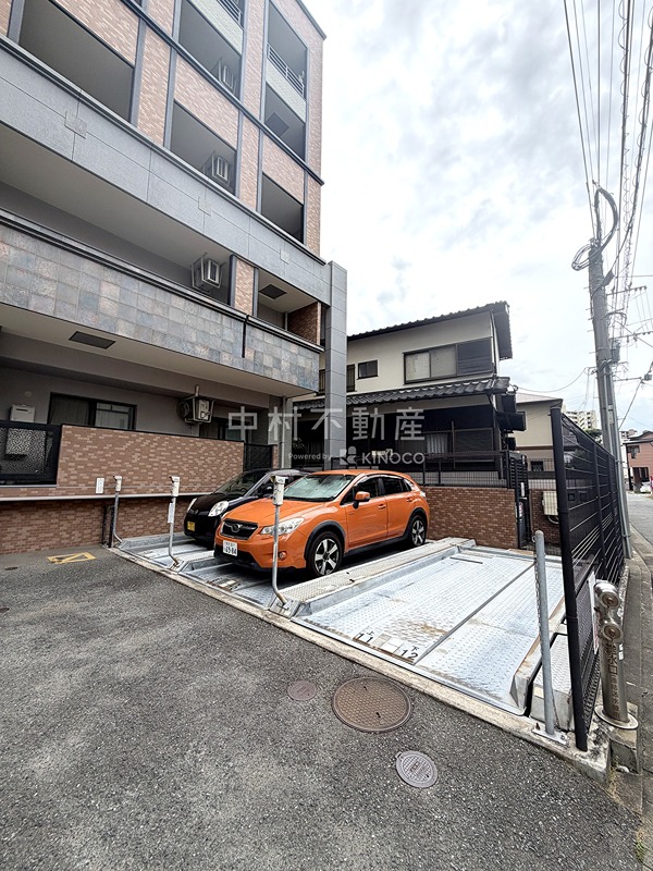 The Glade Residence West 駐車場