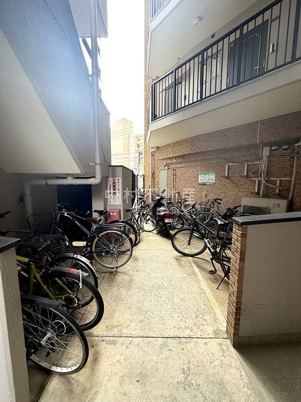 The Glade Residence West 駐車場