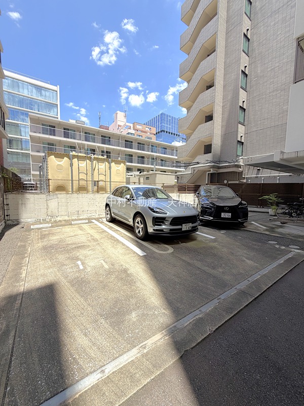 イニシアイオ大名 駐車場