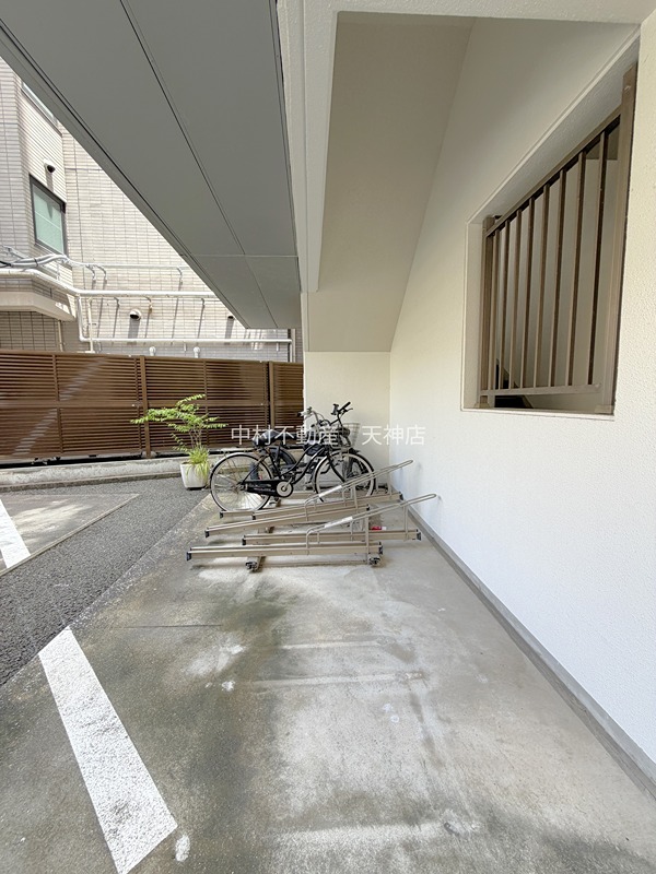 イニシアイオ大名 駐車場