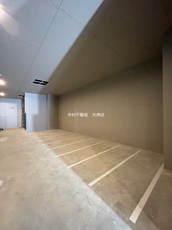 エンクレスト天神南PURE 駐車場