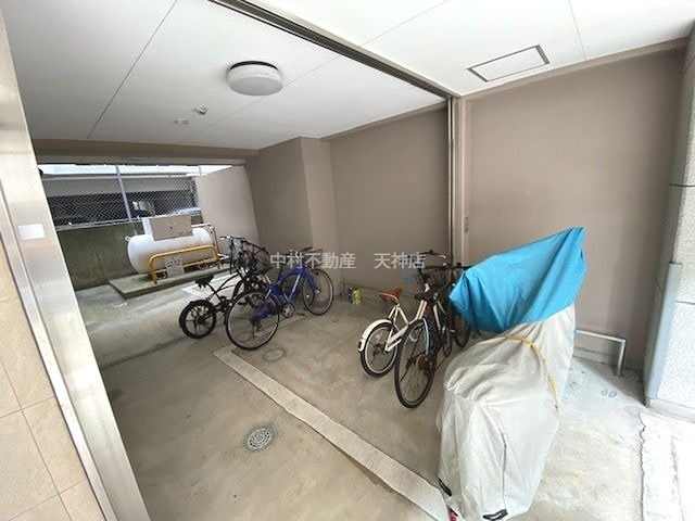 コンソラーテ薬院 駐車場