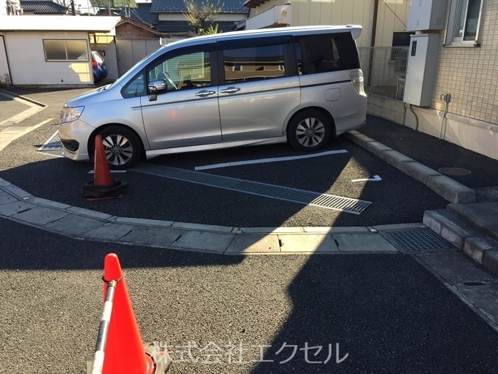 ウィステリアドゥーエウーノウーノ 駐車場