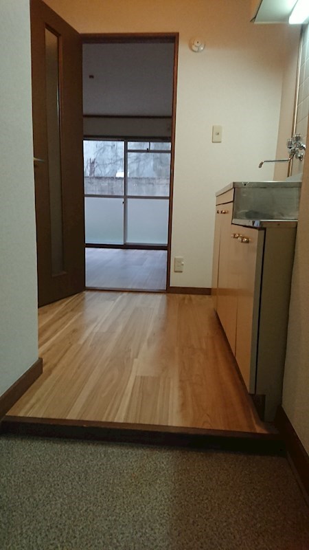 コスモハイツ今出川 玄関