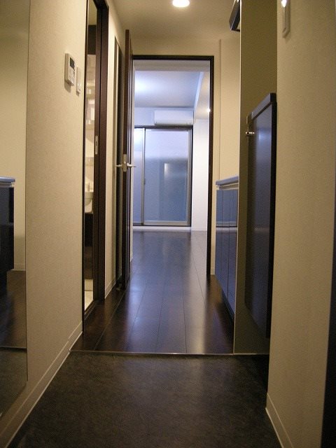 グランコスモ出町 玄関