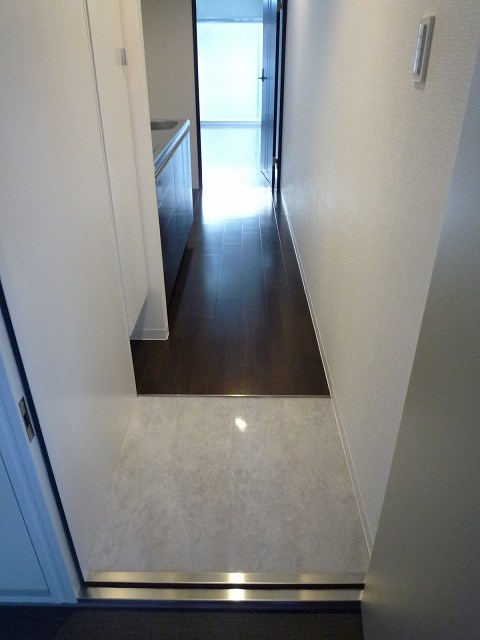 グランコスモ今出川 玄関