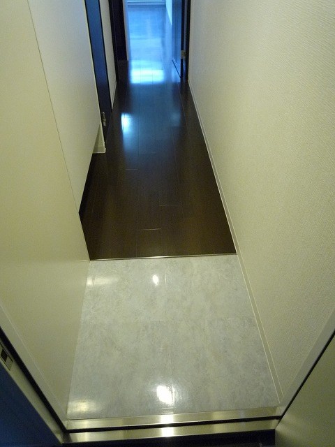 グランコスモ今出川 玄関