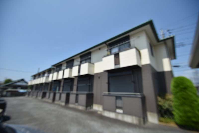 駅、徒歩２分。収納設備充実。